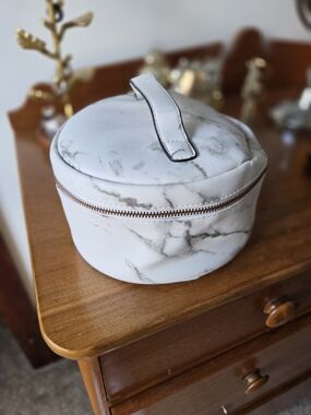 Marble-Effect White Travel Jewelry Case with Rose Gold Zip